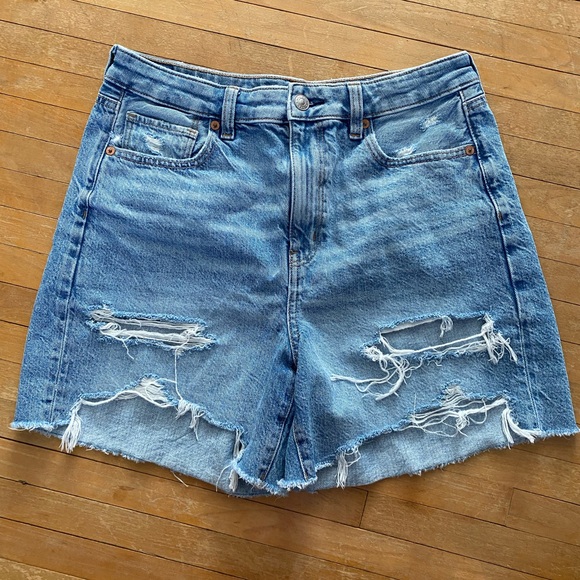 American Eagle Outfitters Pants - American Eagle Women’s Size 6 Light-Wash Ripped Baggy Mom Jean Shorts